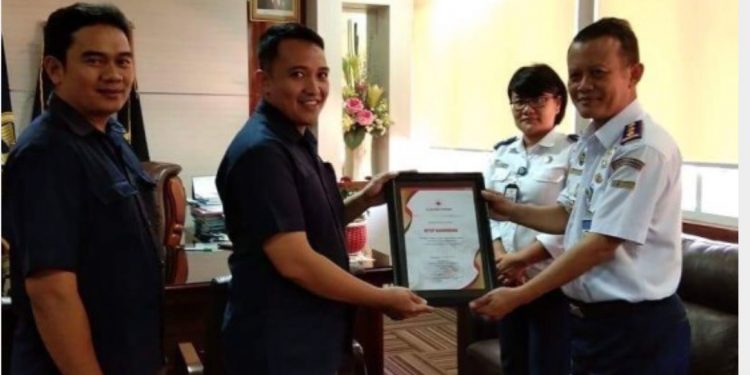 BP2IP Barombong, Makassar, Sulawesi Selatan memproleh Piagam Penghargaan dari Palang Merah Indonesia (PMI) Kota Makassar, Senin (6/8/2018).