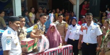 Civitas Academika PIP Makassar Serahkan Bantuan Kemanusiaan Pada Korban Banjir di Kelurahan Pangkabinan Pemkab Gowa